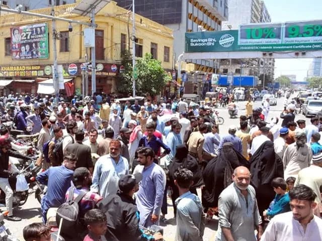 Govt employees protest over pay freeze, paralysing traffic