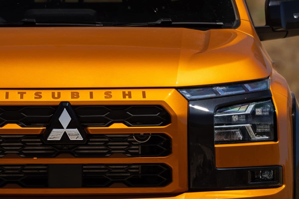 Mitsubishi Triton street truck, off-road monster revealed